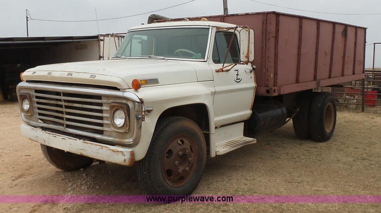 image for item L7249 1970 Ford F600 grain truck