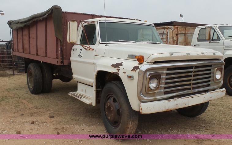 image for item L7249 1970 Ford F600 grain truck