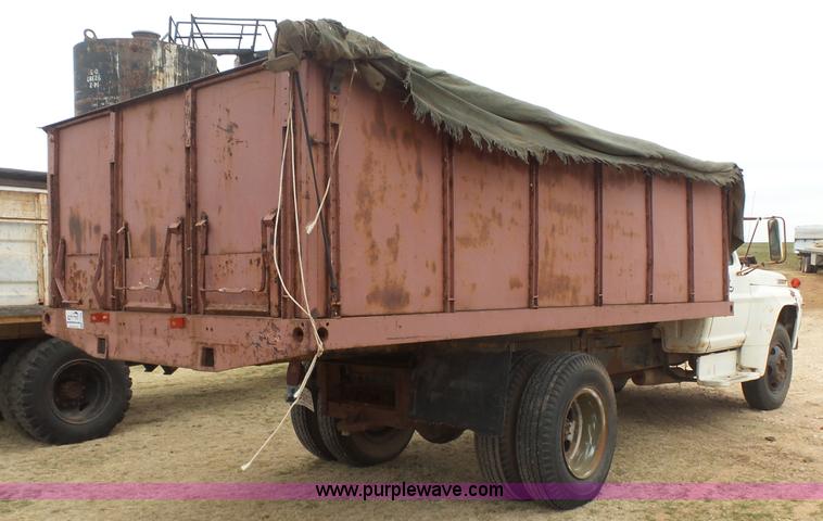 image for item L7249 1970 Ford F600 grain truck