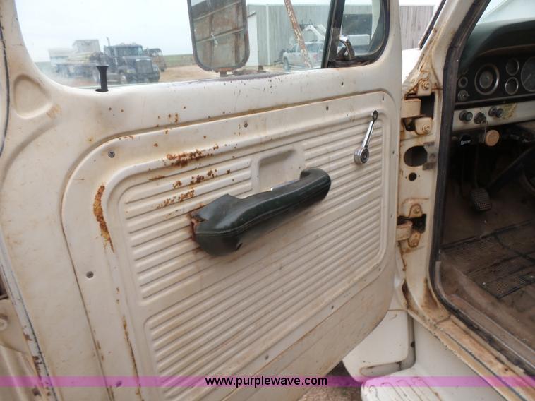 image for item L7249 1970 Ford F600 grain truck