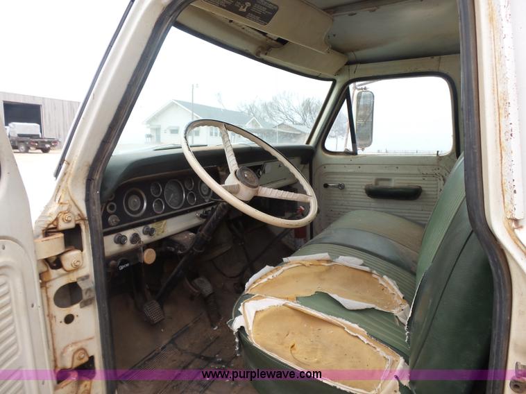 image for item L7249 1970 Ford F600 grain truck