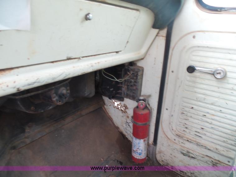 image for item L7249 1970 Ford F600 grain truck