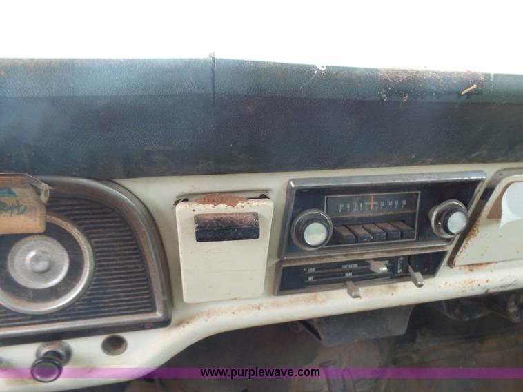 image for item L7249 1970 Ford F600 grain truck