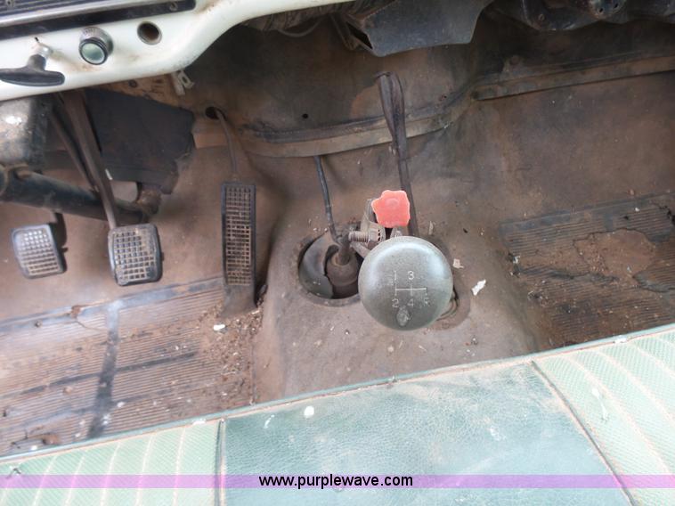 image for item L7249 1970 Ford F600 grain truck