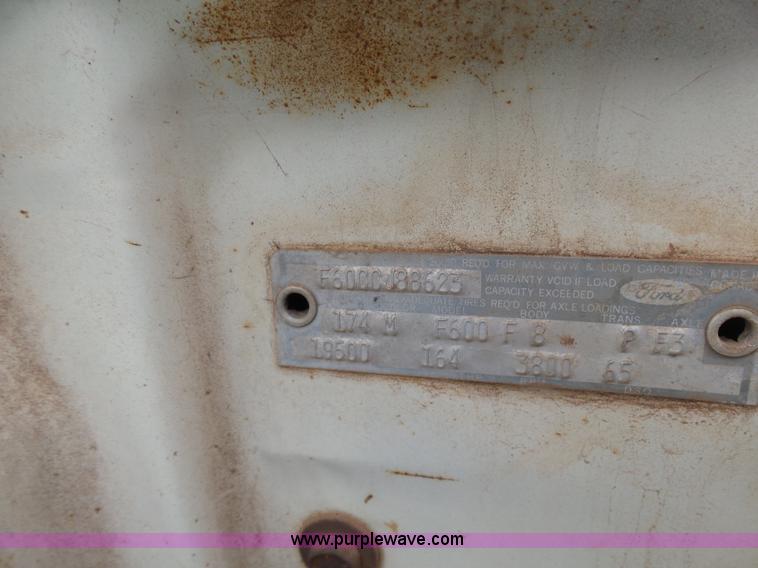 image for item L7249 1970 Ford F600 grain truck