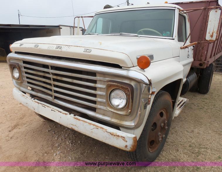 image for item L7249 1970 Ford F600 grain truck