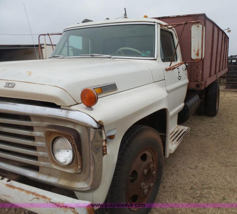 image for item L7249 1970 Ford F600 grain truck