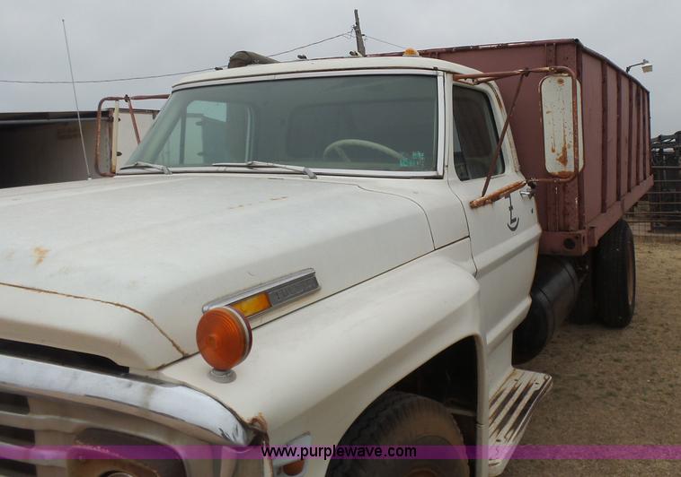 image for item L7249 1970 Ford F600 grain truck