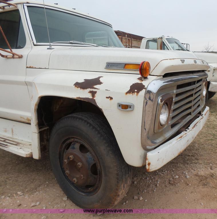image for item L7249 1970 Ford F600 grain truck