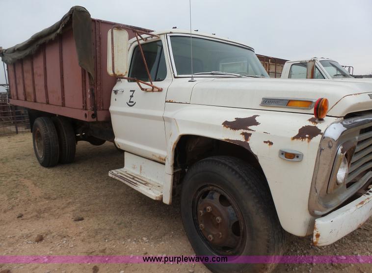 image for item L7249 1970 Ford F600 grain truck