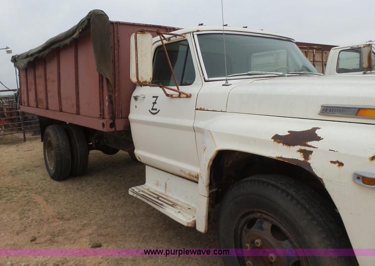 image for item L7249 1970 Ford F600 grain truck