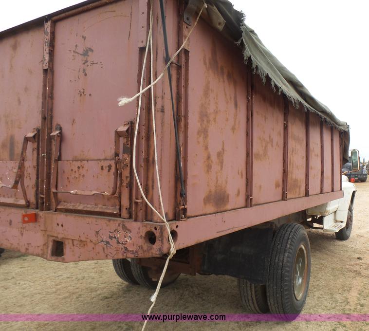 image for item L7249 1970 Ford F600 grain truck