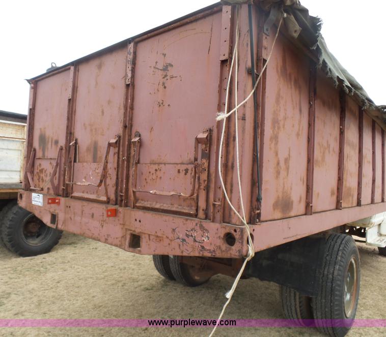 image for item L7249 1970 Ford F600 grain truck