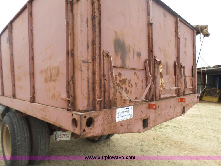 image for item L7249 1970 Ford F600 grain truck