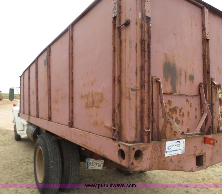 image for item L7249 1970 Ford F600 grain truck