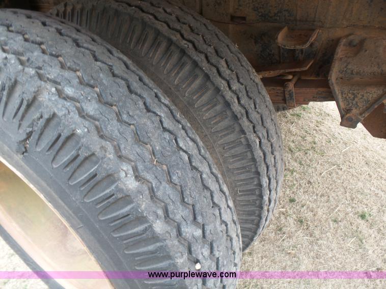 image for item L7249 1970 Ford F600 grain truck