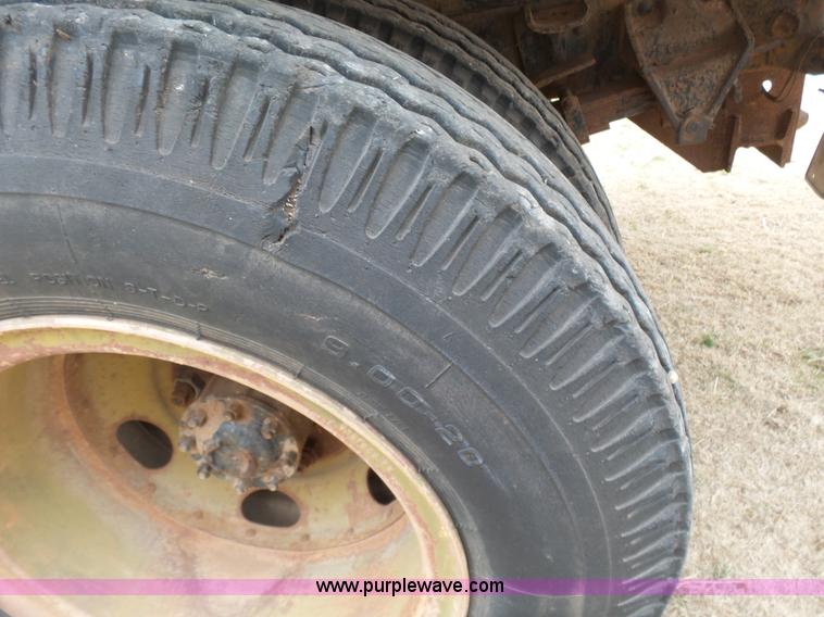 image for item L7249 1970 Ford F600 grain truck