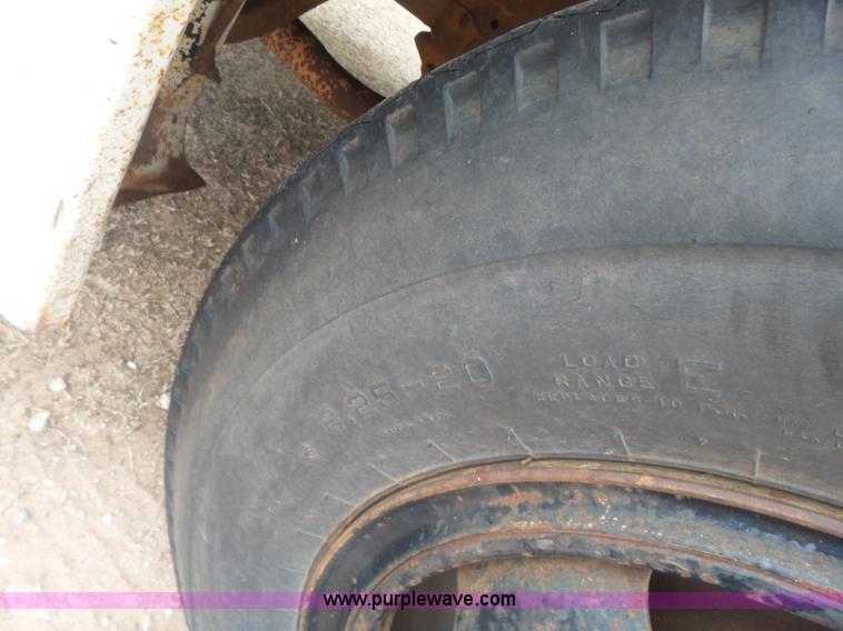 image for item L7249 1970 Ford F600 grain truck