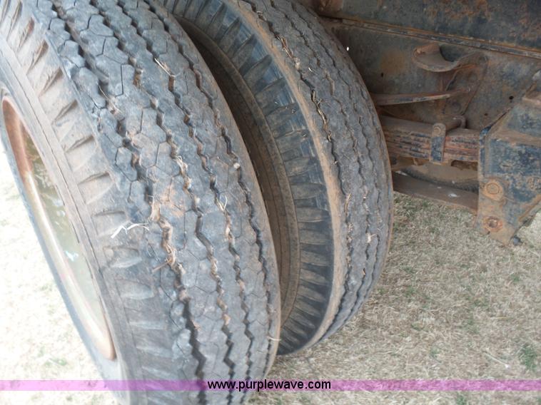 image for item L7249 1970 Ford F600 grain truck