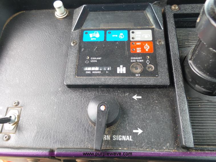 image for item L7300 1982 International 5088 tractor