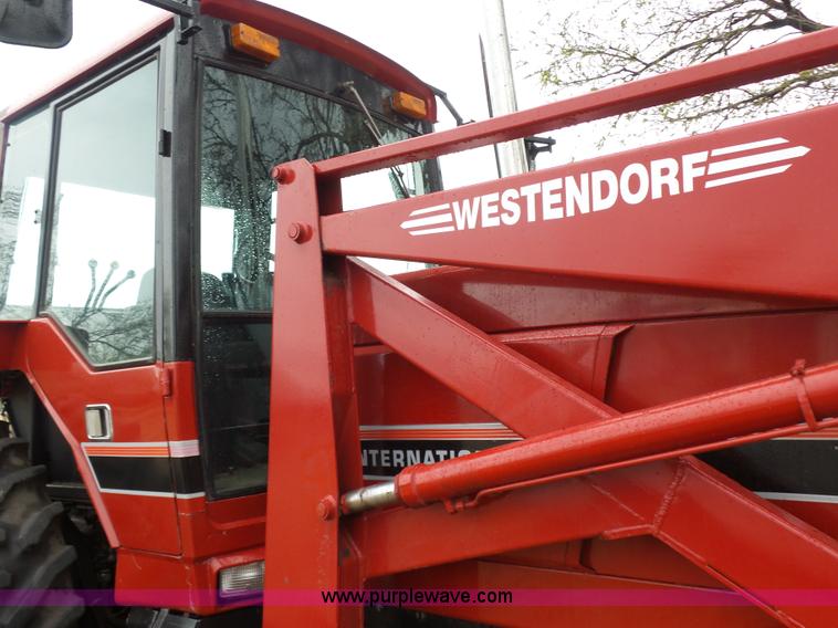 image for item L7300 1982 International 5088 tractor