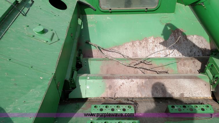 image for item L7332 2001 John Deere 9650 STS combine