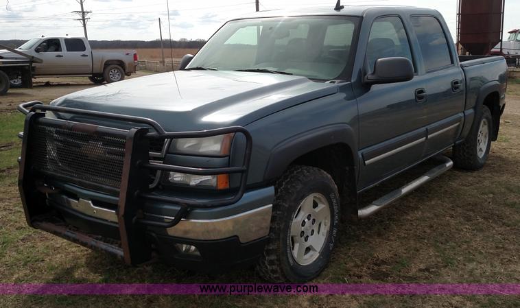 image for item L7336 2006 Chevrolet Silverado 1500 Crew Cab pickup truck