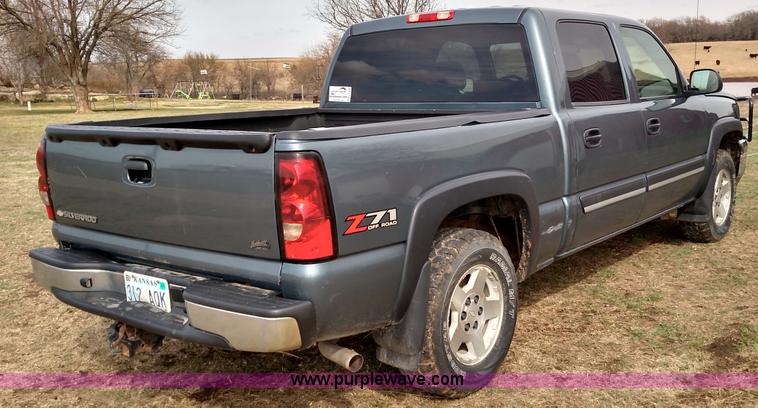 image for item L7336 2006 Chevrolet Silverado 1500 Crew Cab pickup truck