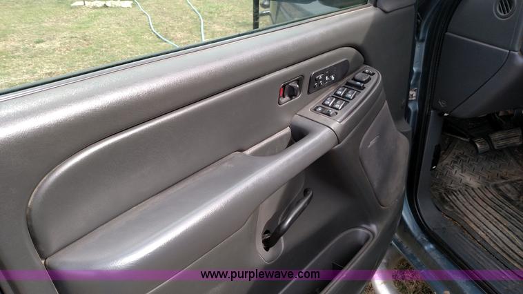 image for item L7336 2006 Chevrolet Silverado 1500 Crew Cab pickup truck