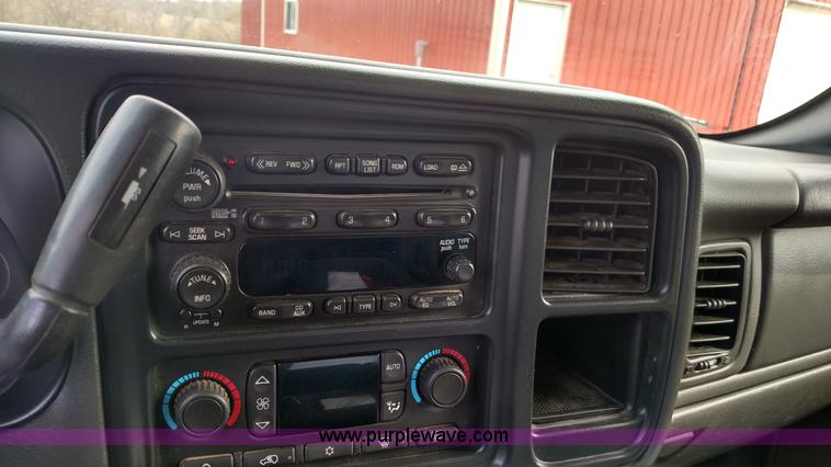 image for item L7336 2006 Chevrolet Silverado 1500 Crew Cab pickup truck