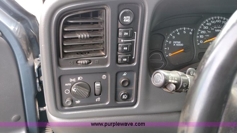 image for item L7336 2006 Chevrolet Silverado 1500 Crew Cab pickup truck