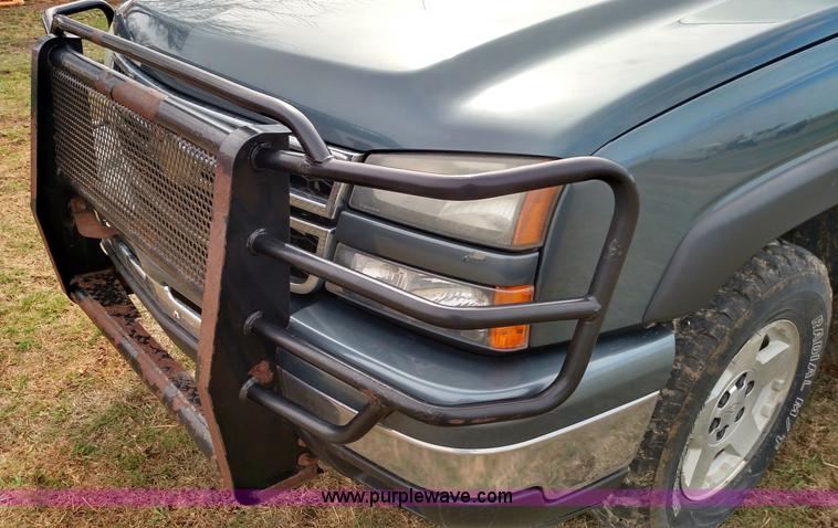 image for item L7336 2006 Chevrolet Silverado 1500 Crew Cab pickup truck