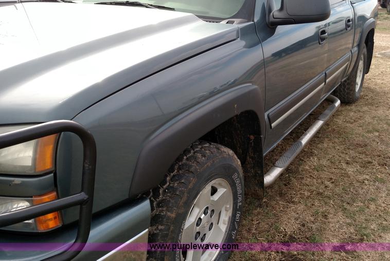 image for item L7336 2006 Chevrolet Silverado 1500 Crew Cab pickup truck