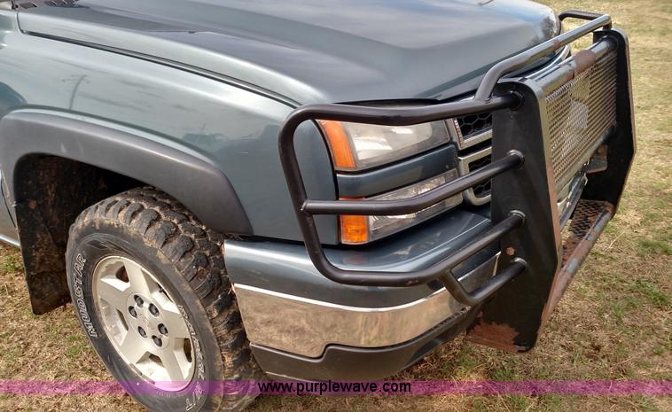 image for item L7336 2006 Chevrolet Silverado 1500 Crew Cab pickup truck