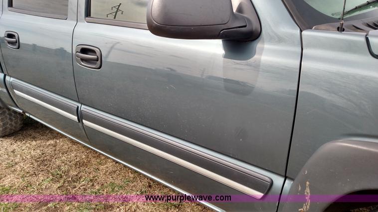 image for item L7336 2006 Chevrolet Silverado 1500 Crew Cab pickup truck