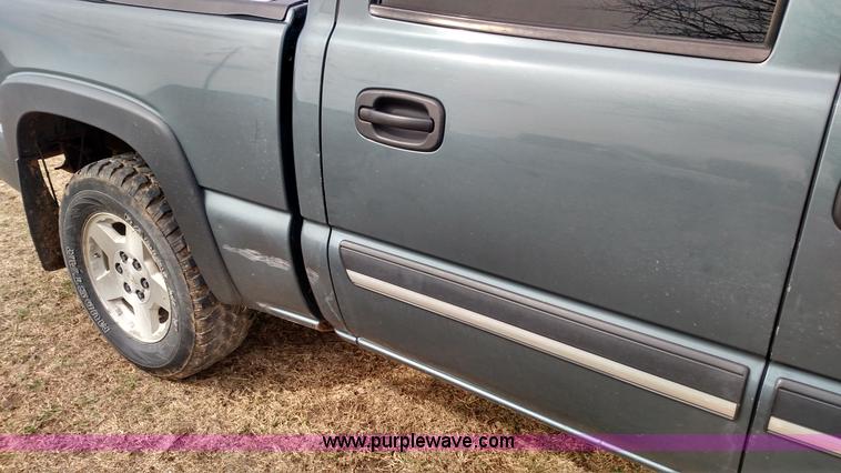 image for item L7336 2006 Chevrolet Silverado 1500 Crew Cab pickup truck