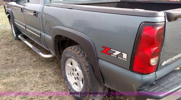 image for item L7336 2006 Chevrolet Silverado 1500 Crew Cab pickup truck