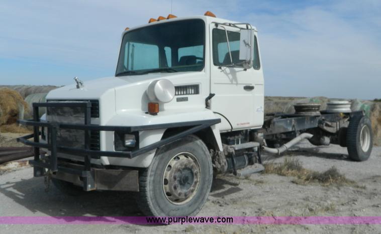 image for item L7344 1998 Mack CS300P truck cab and chassis