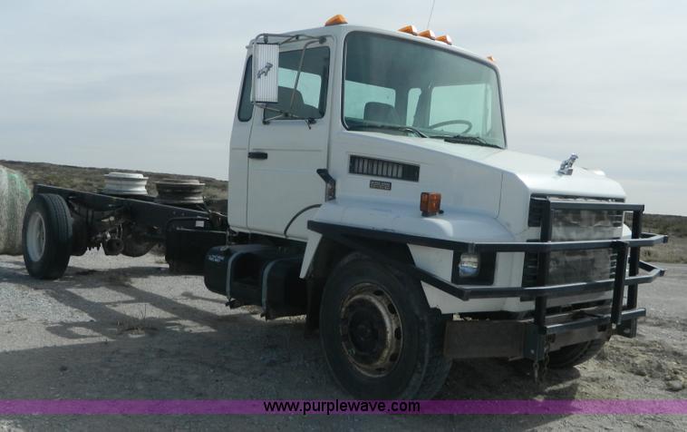 image for item L7344 1998 Mack CS300P truck cab and chassis