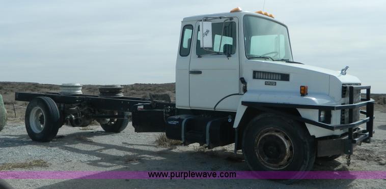 image for item L7344 1998 Mack CS300P truck cab and chassis