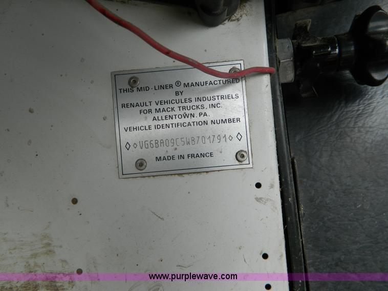 image for item L7344 1998 Mack CS300P truck cab and chassis