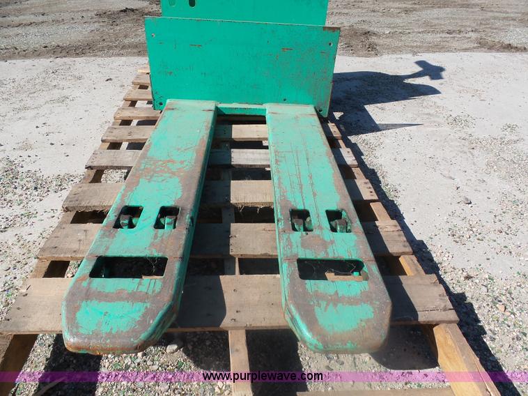 image for item AL9215 Mitsubishi MW30 pallet jack