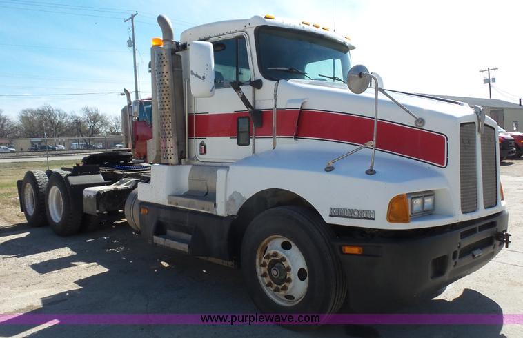 image for item K5101 1995 Kenworth T600B semi truck