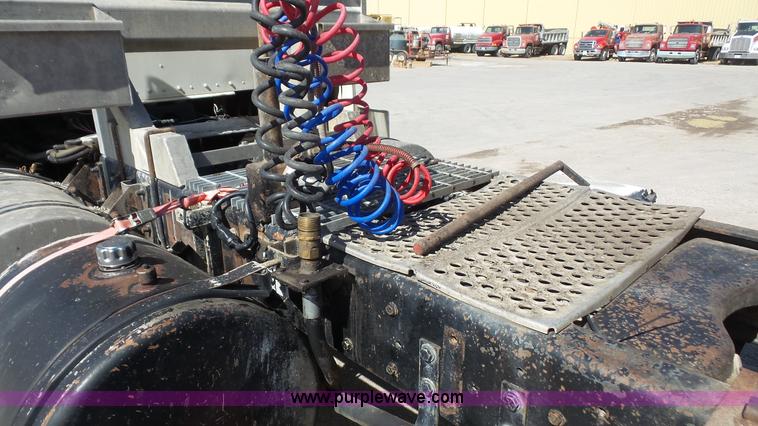 image for item K5101 1995 Kenworth T600B semi truck