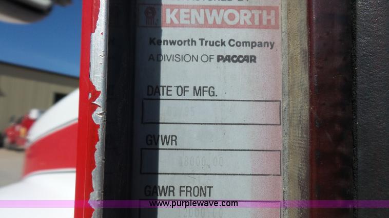 image for item K5101 1995 Kenworth T600B semi truck