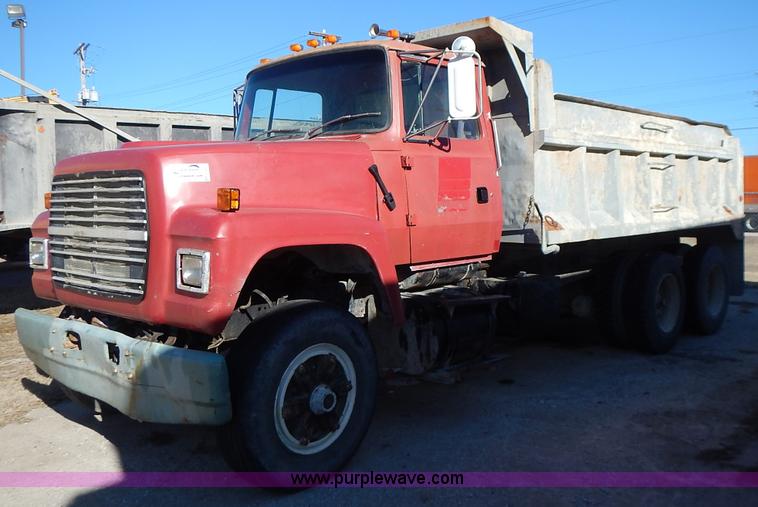 image for item K5105 1993 Ford LT8000 dump truck
