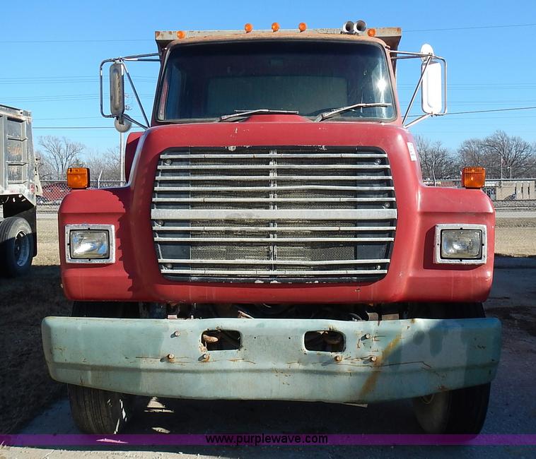 image for item K5105 1993 Ford LT8000 dump truck