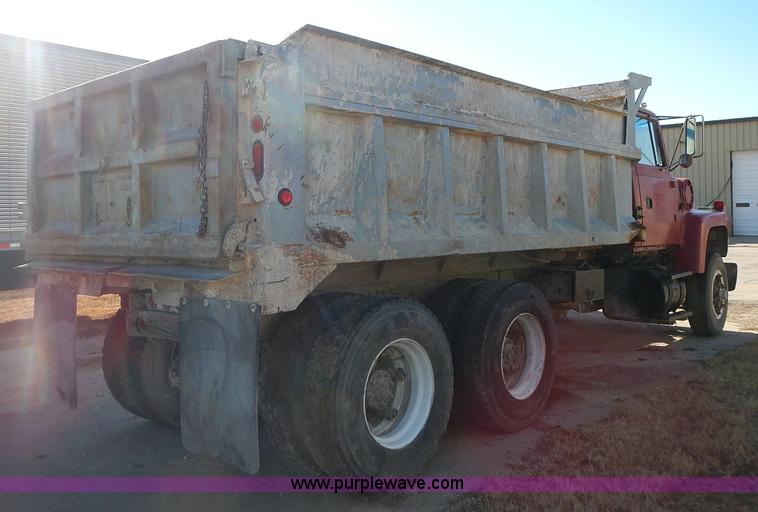image for item K5105 1993 Ford LT8000 dump truck