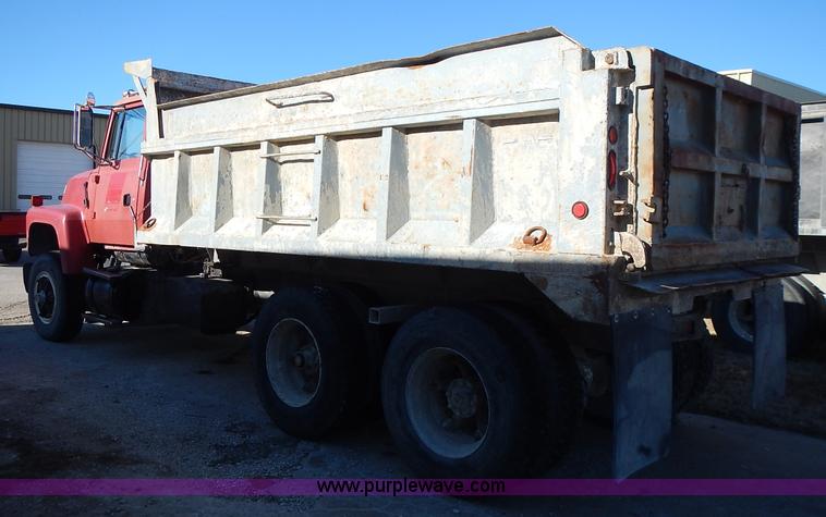 image for item K5105 1993 Ford LT8000 dump truck