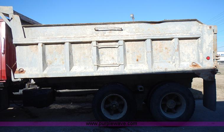 image for item K5105 1993 Ford LT8000 dump truck